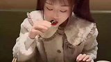 女友给男子做进口拍黄瓜，绿色无污染