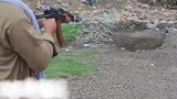 印度大哥测试AK47，点射和连射区别大，哪种威力大一目了然