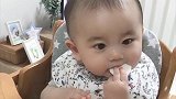小宝宝第一次自己拿着零食吃，用手抓零食的姿势太可爱了！