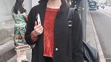 小姐姐发现我在拍她，反应真是太可爱了，网友初恋的感觉
