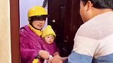 河南女骑手抱孩子冒雨送餐迟到50分钟，顾客：打开门一瞬间没气了为母则刚 母亲 心酸瞬间