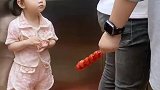 萌娃在电梯里偷吃糖葫芦，他们竟然没有发现