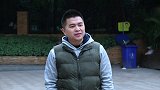 小伙本想送女孩一瓶可乐，当她转身的一瞬间，男子惊呆了！