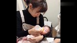 这是我的日本小媳妇，平时都是这样给孩子喂奶的，感觉好幸福！