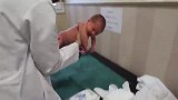 不可思议！刚出生2周的小宝宝，在医生帮助下开始迈腿行走