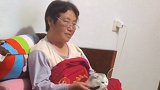 老妈表面上说不喜欢猫，半夜居然悄悄过来抱走陪她一起追剧#猫