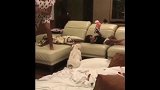 中超-17赛季-恒大最强大腿的快乐生活 保利尼奥与女儿客厅愉快玩耍-专题
