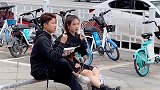 这对情侣机智中透露着素质！垃圾不落地，城市更美丽