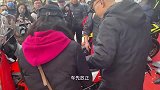 小个子骑大摩托欢乐多，铃木1050座高850，车重247公斤