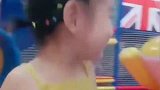 对于小萝莉来说，摔个跤可以但是美食不能掉