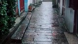 独自走在这幽深的雨巷。