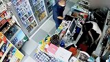男子在超市买香烟，趁机调包，被女老板当场识破！