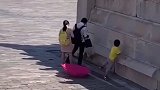 网曝一成年男子故宫内随地小便 保卫处：核实后将马上处理