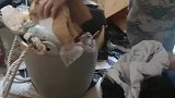 浙江：租客“失联”房子变“垃圾场”，房东雇人打扫出20担垃圾