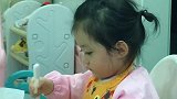 宝贝吃饭的样子，真的超级呆萌