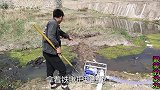 小伙也是够拼的，重金购买抽水机捕鱼，他说里面的大鱼插翅难逃！
