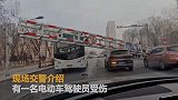 限高杆倒塌砸中过往车辆 致一人受伤