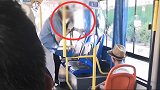 甘肃一公交车服务人员擦玻璃竟用口水 乘客：真是倒胃口