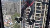 工人窗外高空打胶