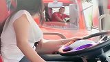 卡车女司机碰上堵车，跟卡友聊得热火朝天