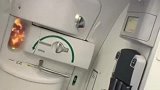 飞机外面燃起大火，谁知道这种情况该怎么办