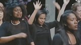 论抬棺表演的观赏性谁好，还得靠黑人小哥出场