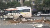 “不停车，就砸车！”男子抢夺公交车方向盘致车祸，现场一片狼藉