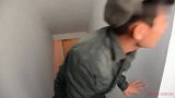 二货小偷进屋偷东西，没想被美女当成自己老公，结局太搞笑了