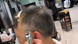 男人顶上头发少发型这样剪，“大师”打造就是不一样，稳重很精神