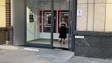 女子银行卡账户余额意外多近11万元