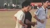男生午睡后突发奇想穿小粉拖跑运动会，最终获银牌
