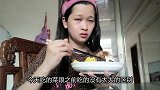 东莞打工妹的晚餐，4个菜全是剩菜，连排骨汤也不例外！