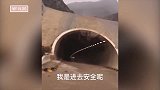 30个迷惑的尴尬瞬间，第一次见伴娘这么豪横，不给钱就只能钻过