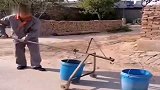 农村牛人发明的运水车，解决了不少家庭的烦恼，我觉得挺实用！