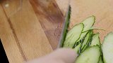四川正宗的蒜泥白肉，一大块肉蘸上浓郁的蒜泥酱，2斤都不够吃！