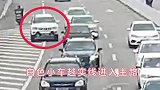 白车穿实线进主路，强行变道加塞惹怒后车