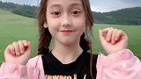 麻花辫小姑娘甜到掉牙了,这个混血小女孩，长的真像洋娃娃！