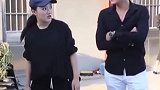 美女一开始搬不动行李箱，当看到箱内装的东西，直接抱起来就跑！