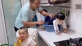 妈妈不在家，爸爸竟然这样看孩子，既能刷碗又能带孩子