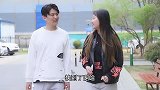 美女带男友回家见父母，不想男友看见大门掉头就跑，奇葩了