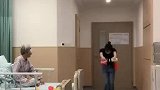 奶奶即将出院，孙女在病房里扭秧歌逗奶奶开心
