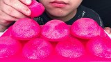 吃冰冻玫瑰色半圆球冰块，听脆脆的声音与喝水声！
