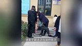 电梯突然从12楼滑到1楼，女子吓坏瘫坐椅子上，官方：或是塑料袋缠绕所致