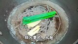 猪皮千万别丢了，大厨教你这样炒着吃，不油不腻，下酒下饭特别香