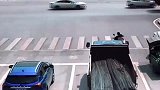 大货车红绿灯路口秀腾空特技，监控拍下不可思议一幕！