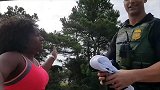一黑人大姐被交警拦下查证，因对方长的太帅气，忍不住下车狂吹！