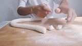 学徒怎样掌握手工揪面剂子？面点师教你正确手势，体现你的专业度