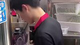 徒弟师傅讲鸟语被逮住了