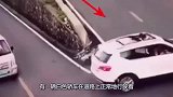 愚蠢父母让孩子把头伸出天窗外，接下来的一幕父母想后悔也晚了！