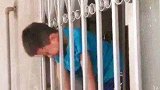 熊孩子头被电动围栏死死卡住 30多名路人接力“拔河”营救